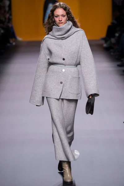 Look 15